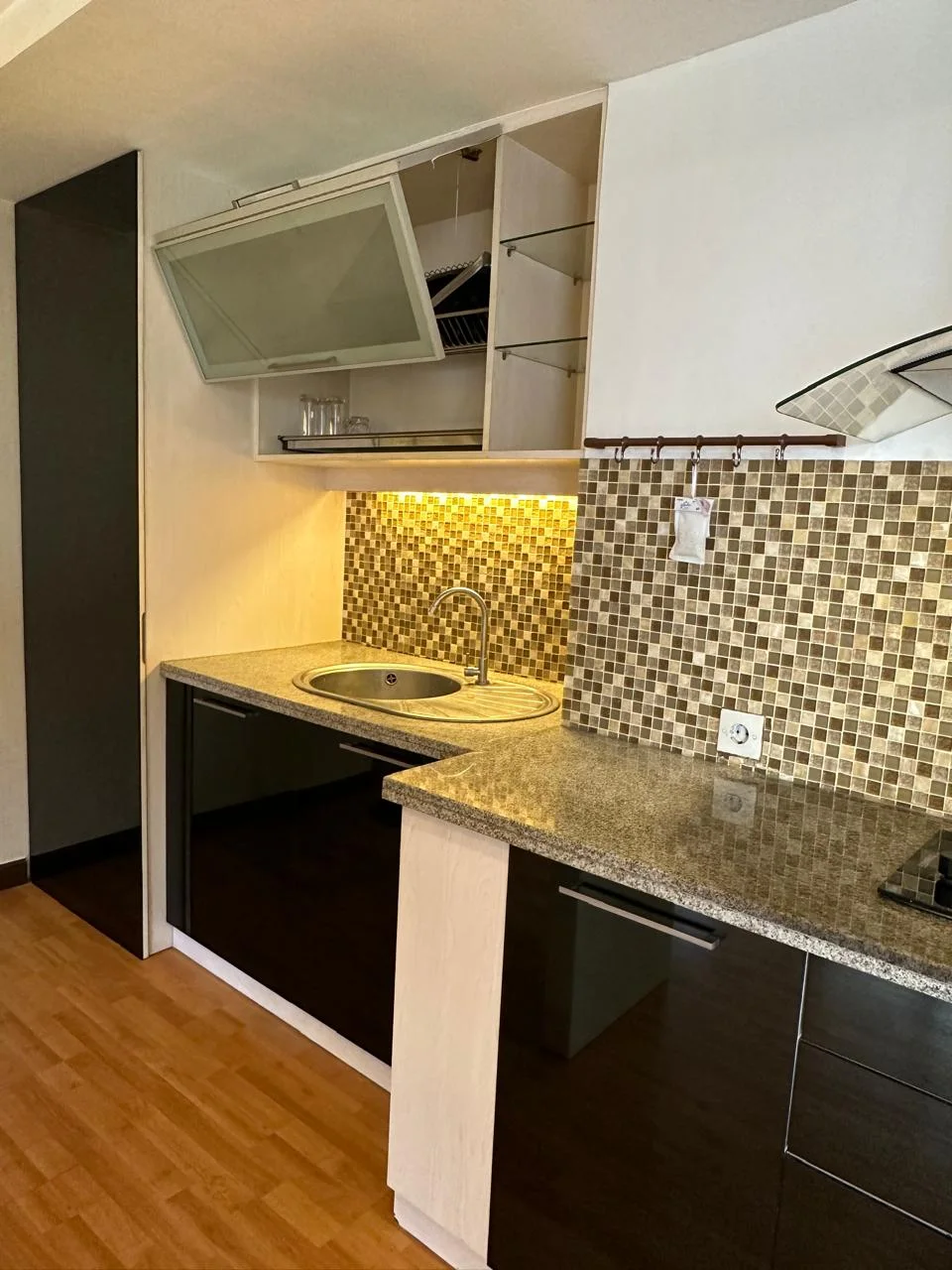 Disewakan Unit Apartemen Waterplace 3 BR Full Furnished Mewah di Pakuwon Indah Surabaya Barat - Thumbnail 7