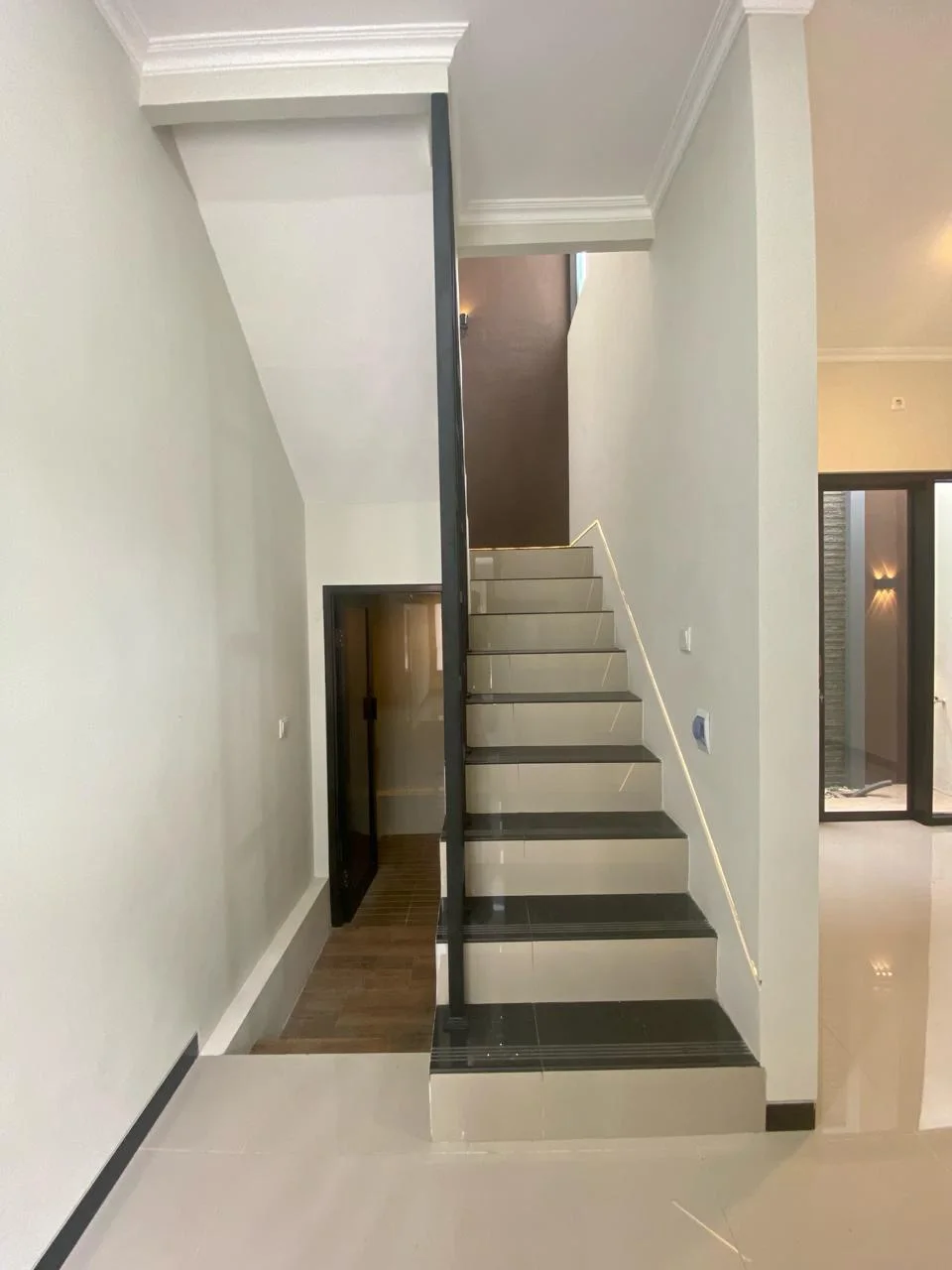 Dijual/Disewakan Rumah Baru 2 Lantai Lokasi Strategis di Kutisari Surabaya Selatan - Thumbnail 6