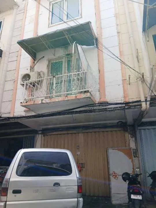 Dijual ruko 4 lantai yang berlokasi di kawasan Klampis, Surabaya Timur