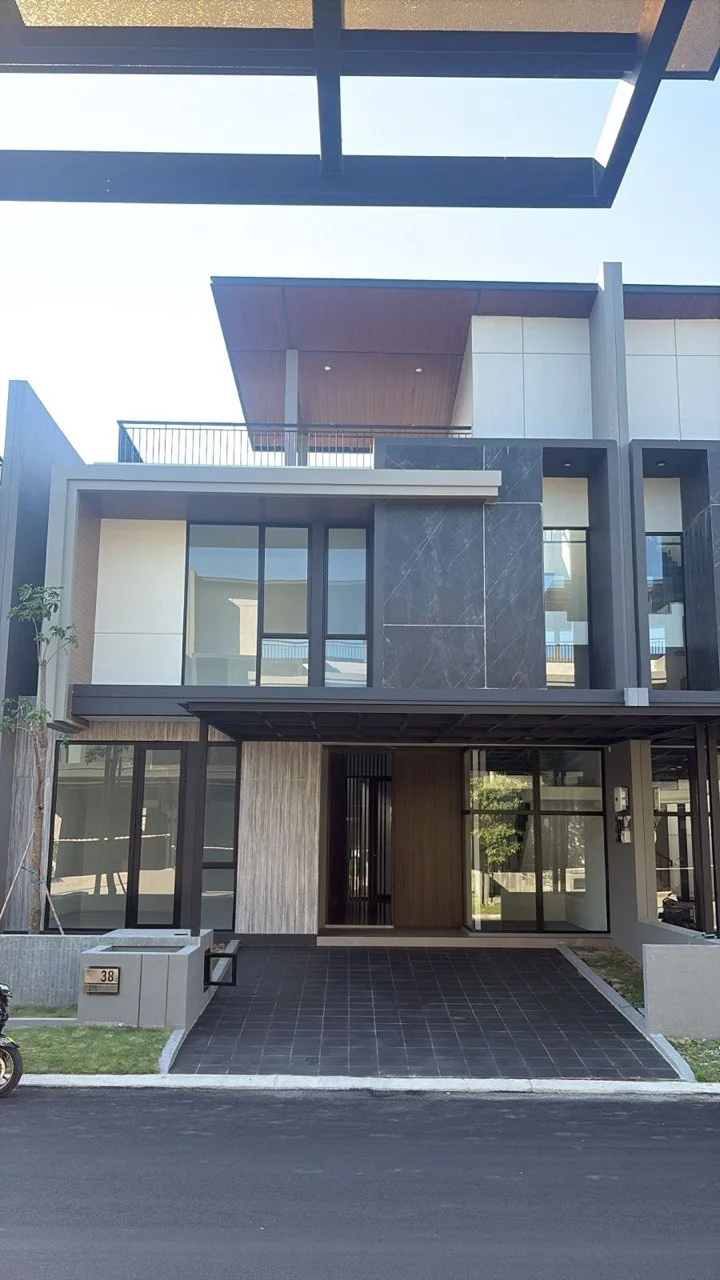 Disewakan Rumah Baru Gress di District 9 Citraland Surabaya Barat