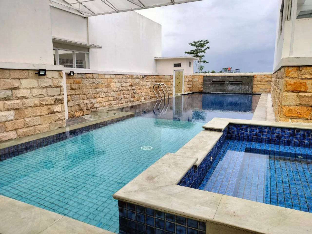 Dijual Rumah Mewah Strategis di Jalan Cempaka Jogotrunan Lumajang - Thumbnail 4