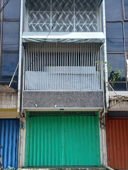 Disewakan Ruko 3,5 Lantai Lokasi Strategis Komersial di Jalan Raya Kenjeran Surabaya Utara - Image 1