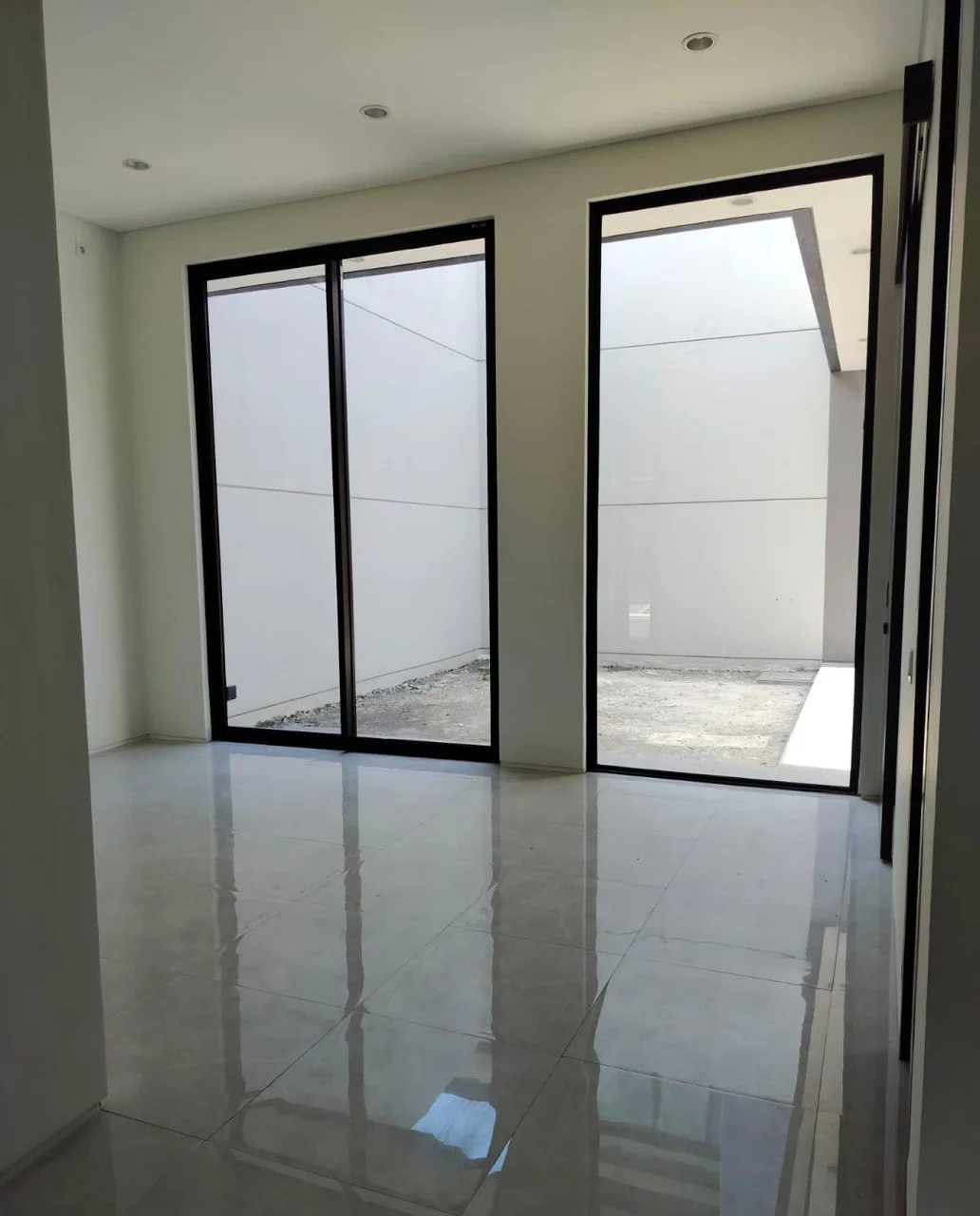 Disewakan Rumah Baru Gress di District Nine Citraland Surabaya Barat - Thumbnail 3