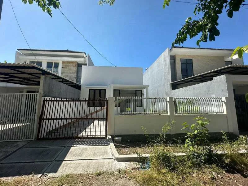 Dijual Rumah Strategis Hitung Tanah Dekat Univ UBAYA di Tenggilis Mejoyo Selatan Surabaya Selatan - Image 1
