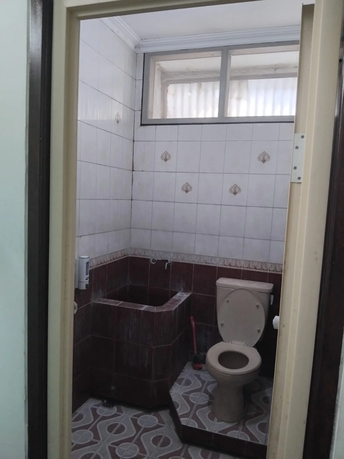Disewakan Rumah Strategis 2 Lantai Siap Huni di Taman Pondok Indah Surabaya Barat - Thumbnail 4