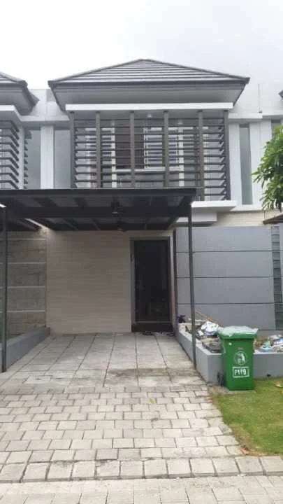 Disewakan Rumah Strategis 2 Lantai Siap Huni di Graha Natura Edenia Surabaya Barat - Image 1