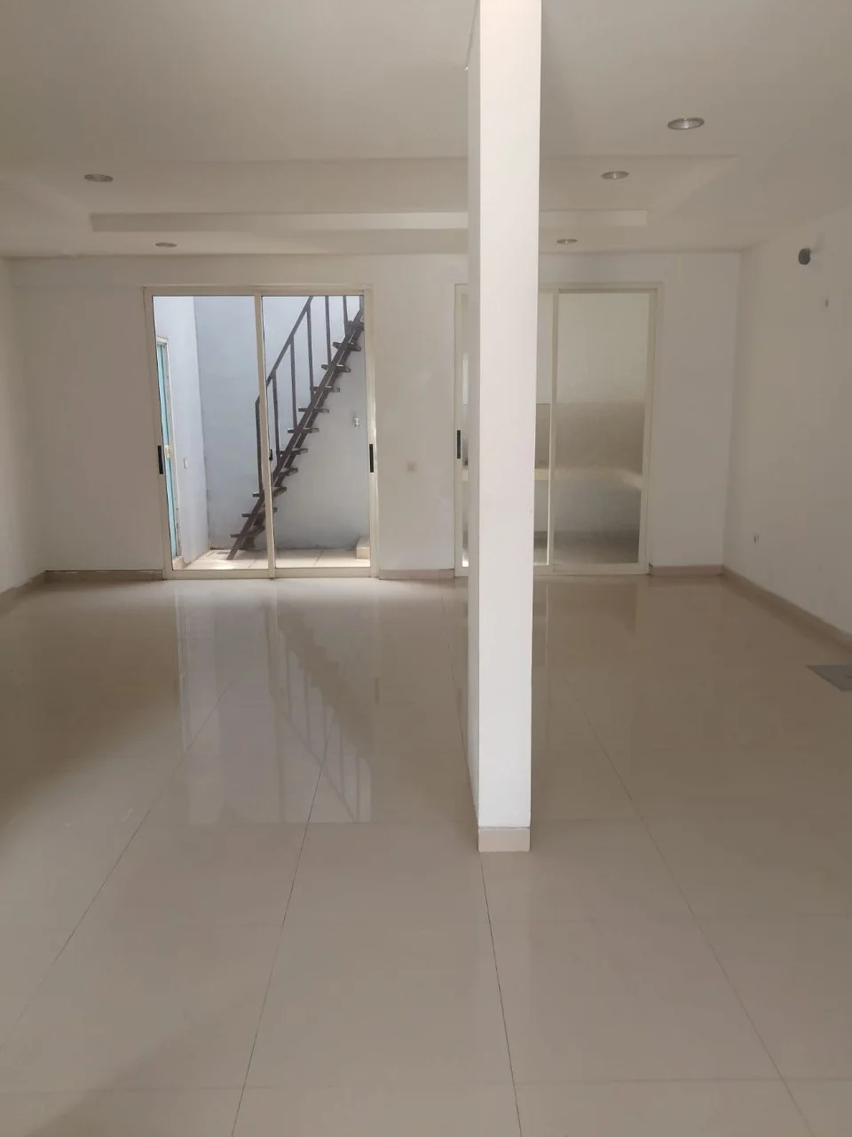 Disewakan Rumah Strategis 2 Lantai Siap Huni di Graha Natura Edenia Surabaya Barat - Thumbnail 8