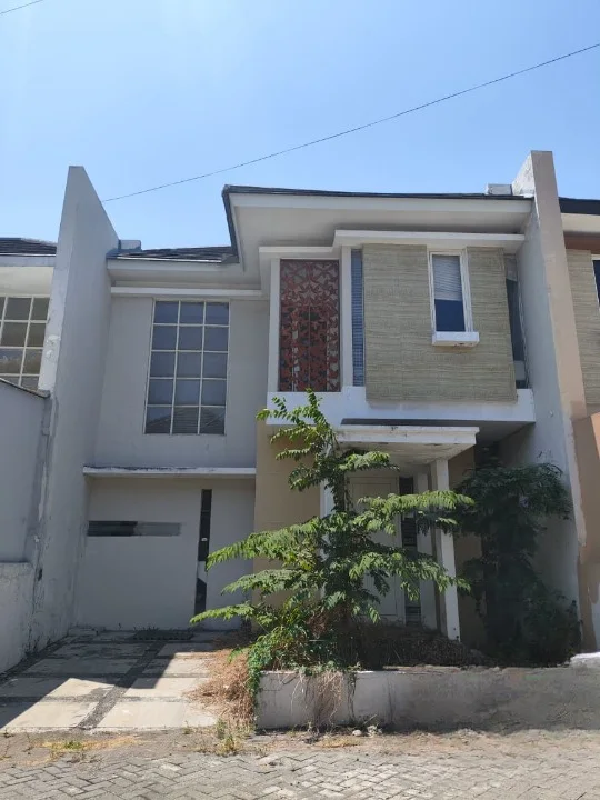 Dijual Rumah Strategis 2 Lantai Siap Huni di Regency One Surabaya Utara