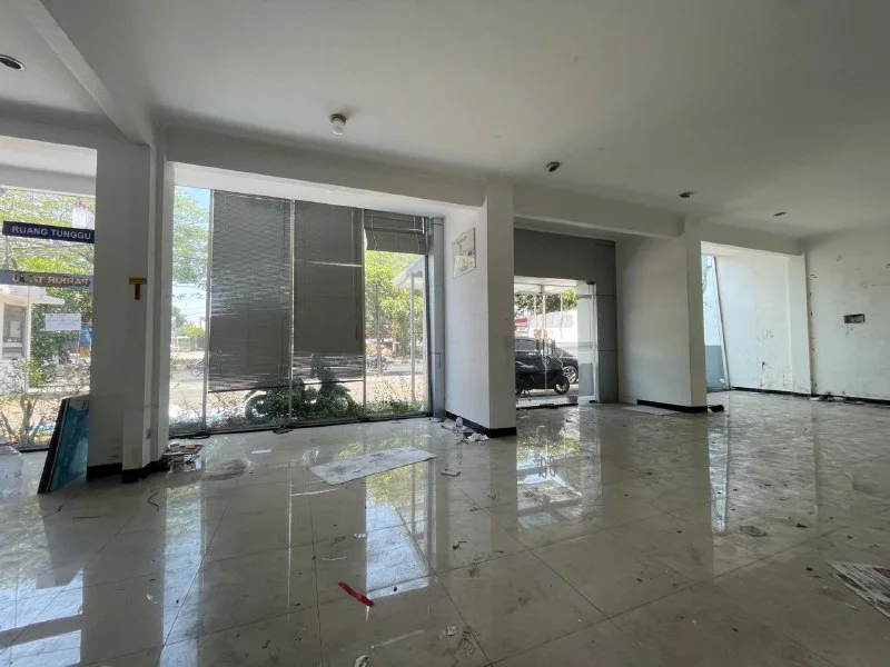 Disewakan Gedung Showroom Lokasi Usaha Premium di HR Muhammad Surabaya Barat - Thumbnail 3