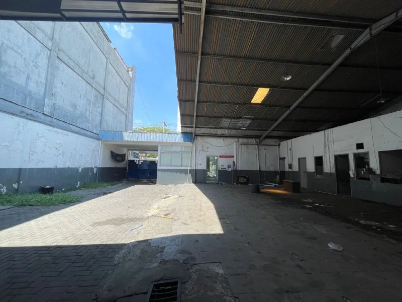 Disewakan Gedung Ex Showroom Strategis di HR Muhammad Surabaya Barat