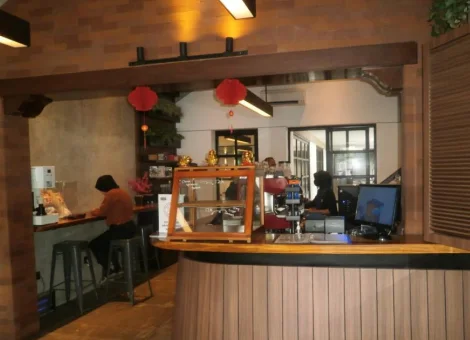 Dijual Rumah Cafe Strategis di Ciamanuk Surabaya Pusat