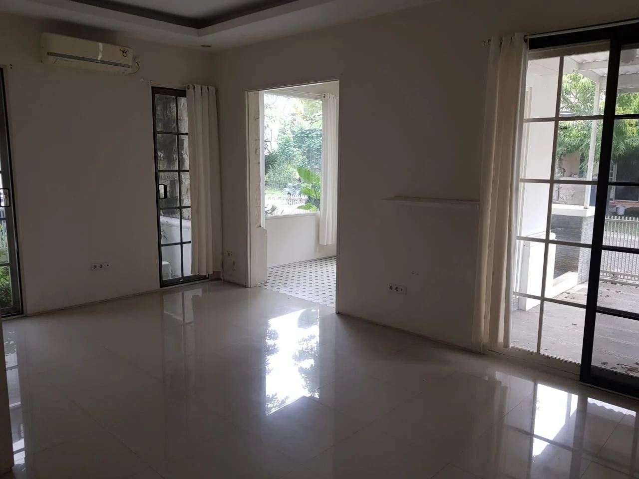 Dijual Rumah Siap Huni Strategis di Vila Valensia Pakuwon Indah Surabaya Barat - Thumbnail 6