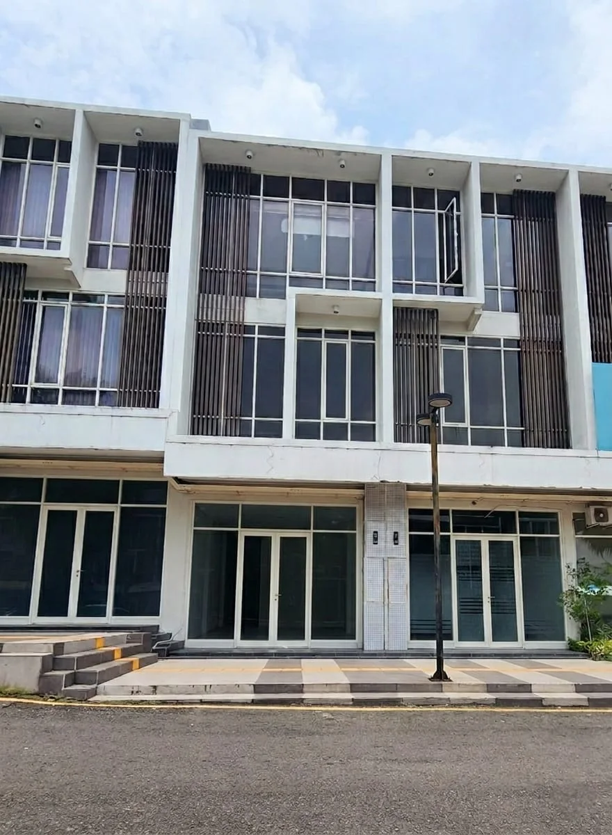 Dijual/Disewakan Ruko Strategis Northwest Boulevard Citraland Surabaya Barat - Image 1