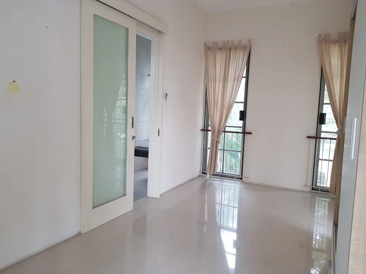 Dijual Rumah Strategis di Vila Valensia Pakuwon Indah Surabaya Barat (bbag)