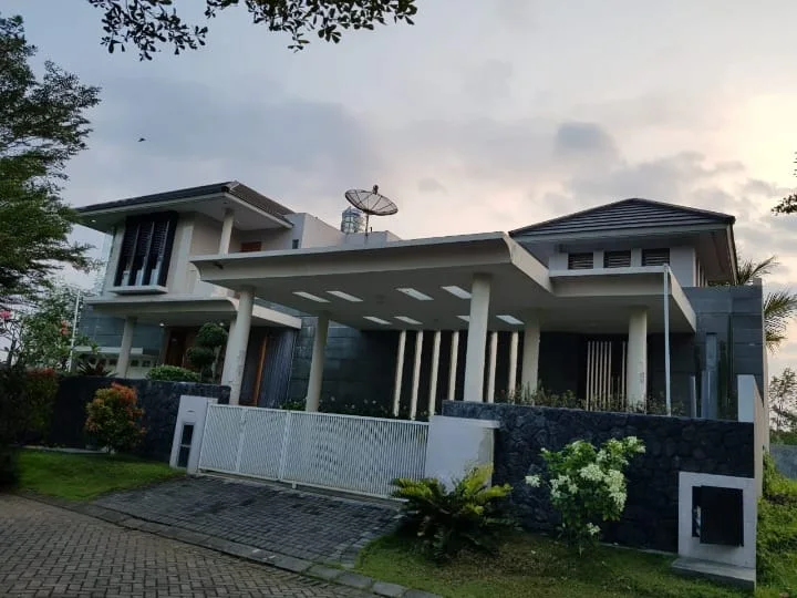 Dijual/Disewakan Rumah Mewah di Ixora Valley Araya, Malang - Image 1