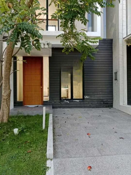 Dijual Rumah Northwest Lake Citraland Surabaya Barat