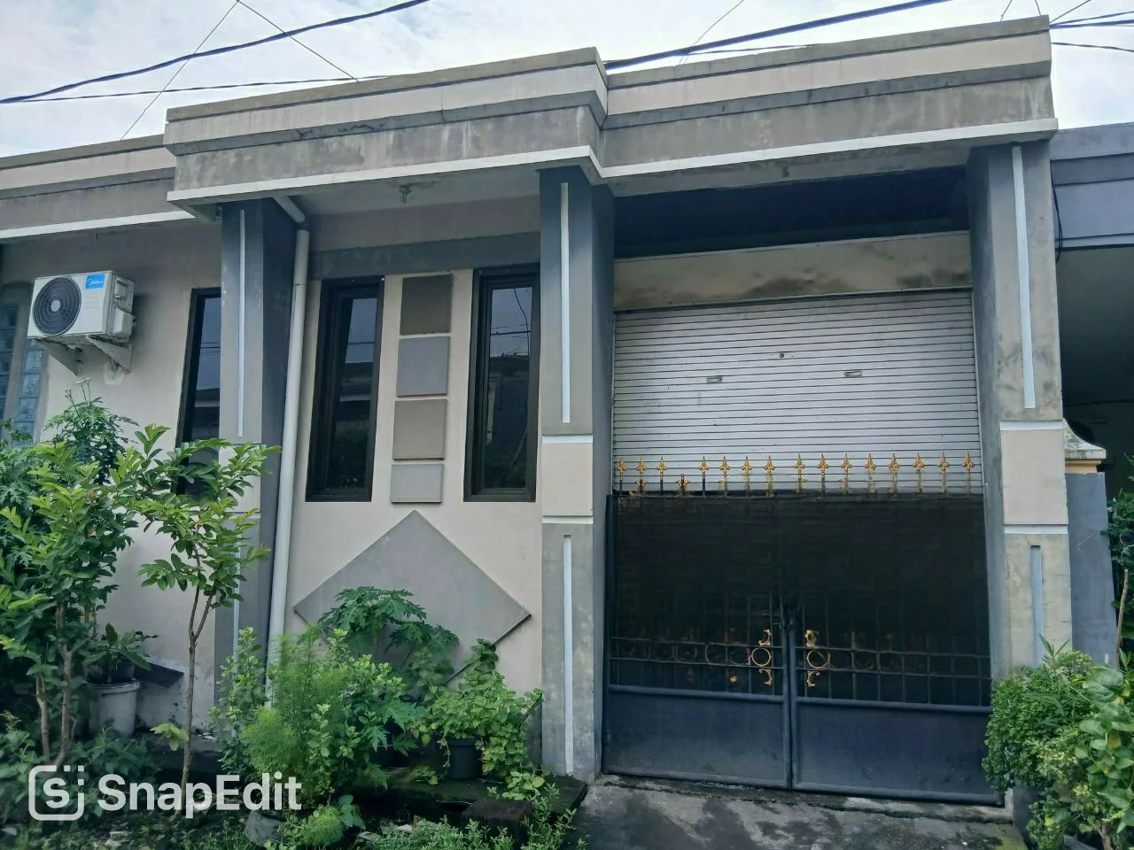 Dijual rumah usaha sekaligus tempat tinggal di kawasan Candi Lontar, Surabaya Barat.