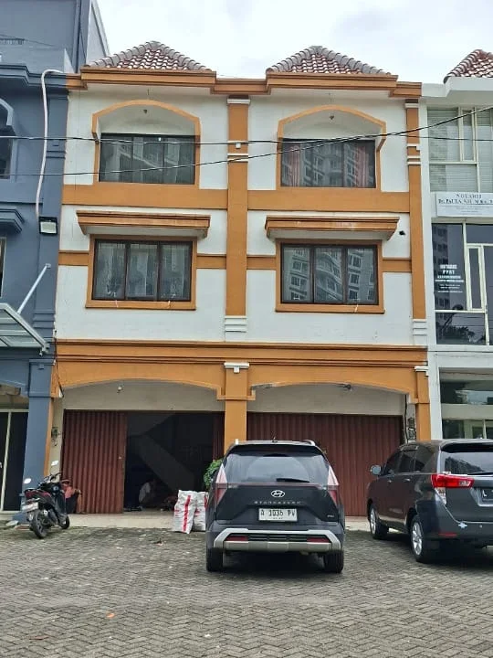 Disewakan Ruko 3 Lantai Lokasi Strategis Raya Darmo Permai Surabaya Barat - Image 1