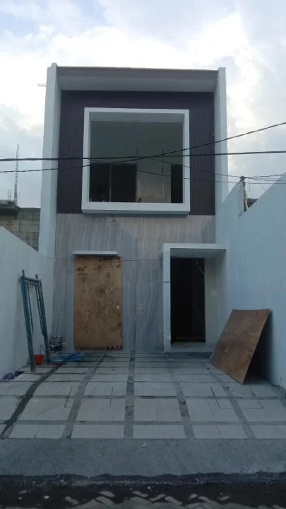 Dijual Rumah 2 Lantai Siap Huni di Wiguna Selatan Surabaya Timur