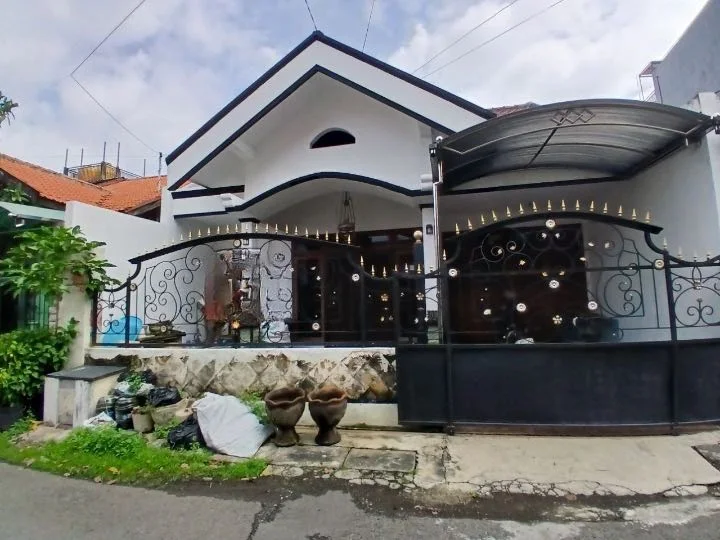 Dijual rumah di Jalan Pucang Anom Surabaya Timur