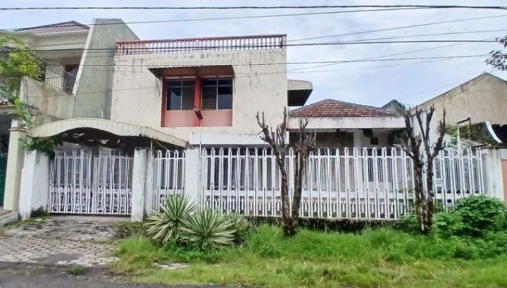 Dijual Rumah Luas dan Strategis di Jalan Pucang Kerep Surabaya Timur