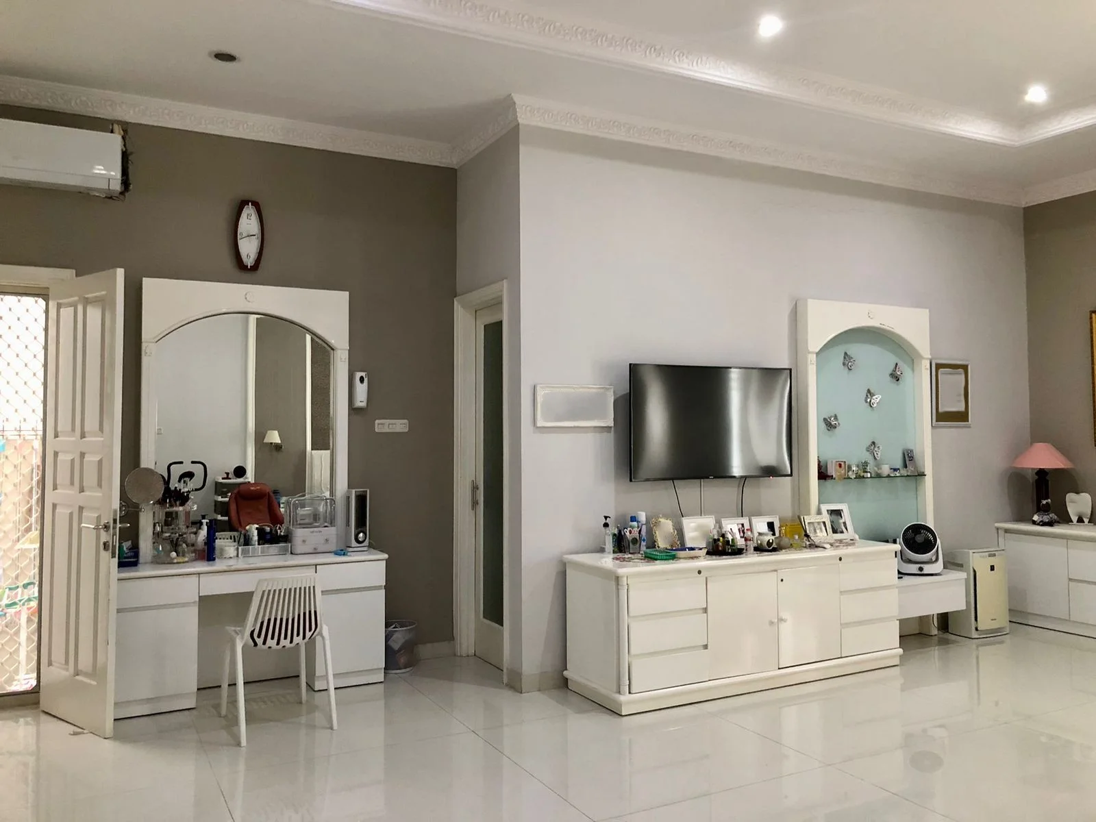 Dijual Rumah Mewah Siap Huni di Graha Famili Surabaya Barat