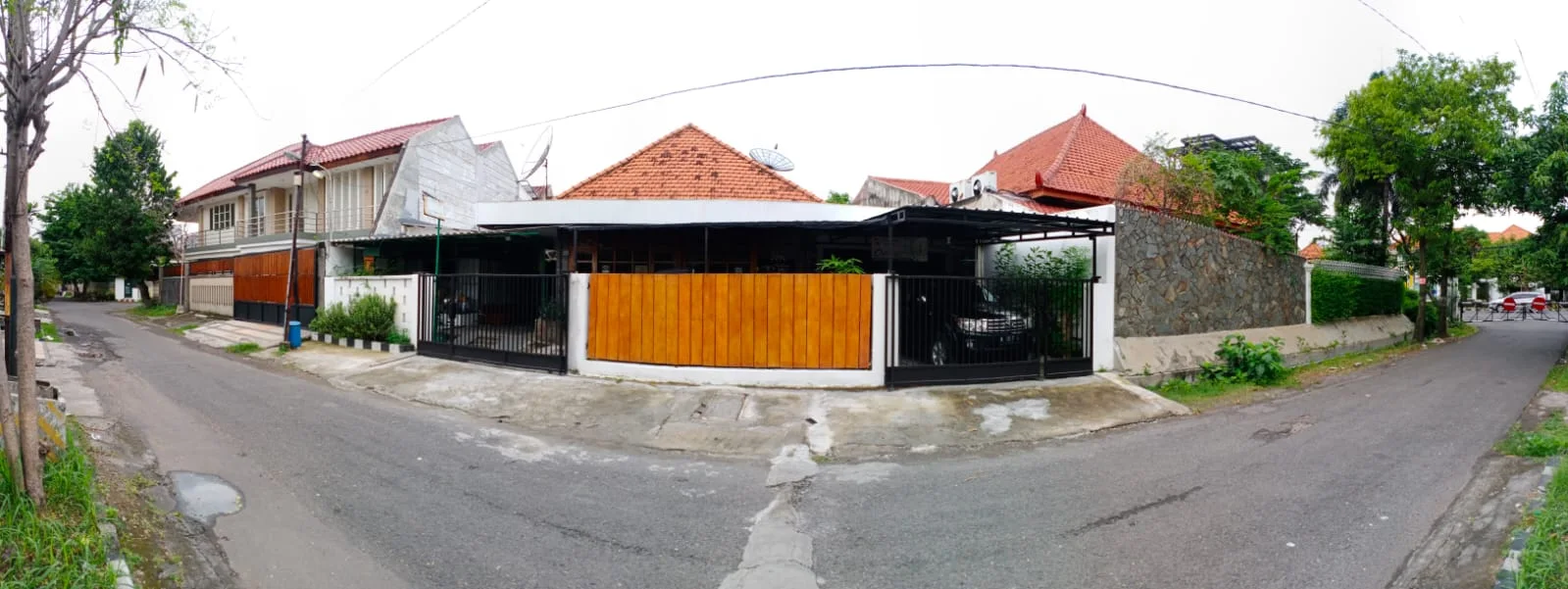 Dijual Rumah Luas Siap Huni di Cisadena Surabaya Barat