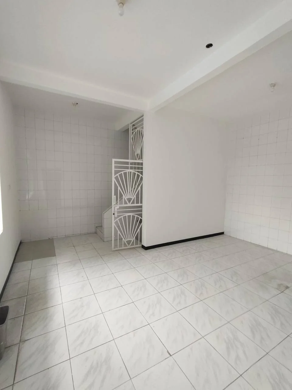 Dijual / Sewa Rumah 2,5 Lantai Ngagel Jaya Tengah Lokasi Strategis Surabaya - Thumbnail 2