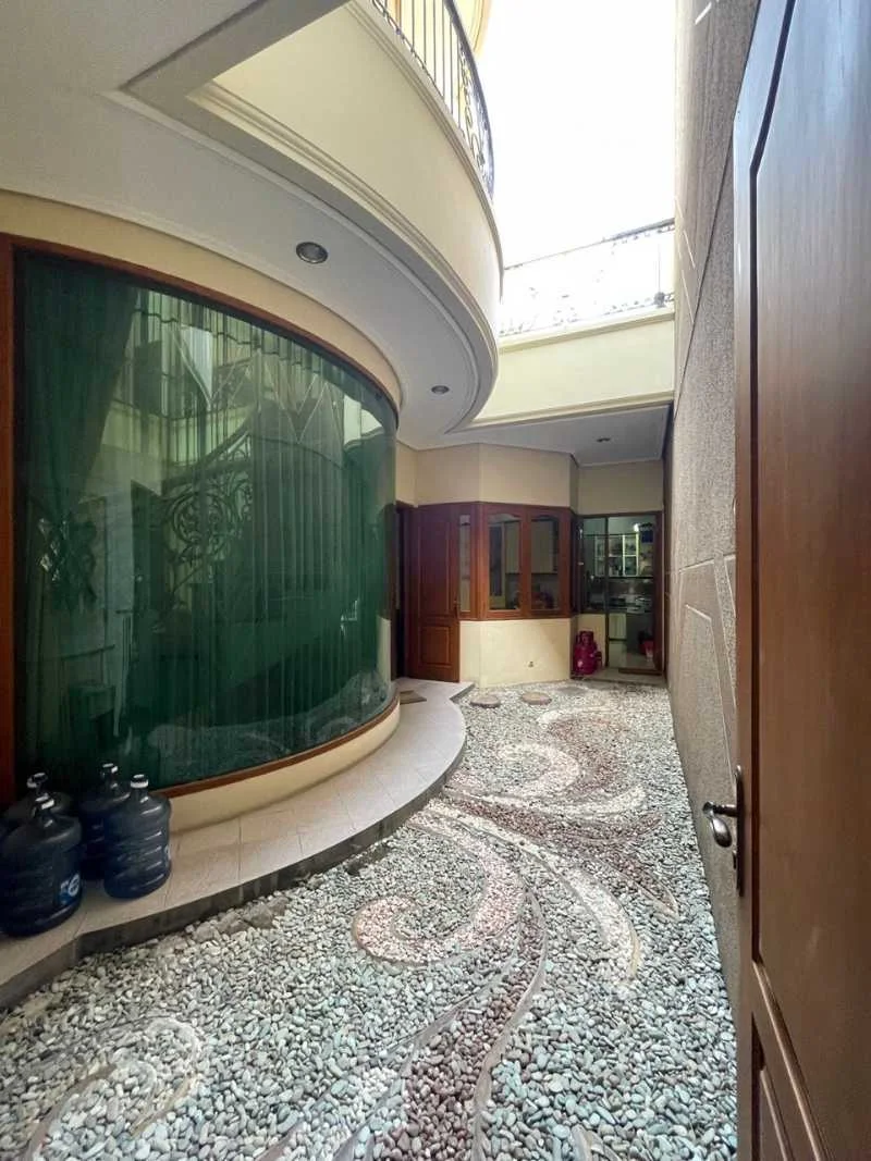 Dijual Rumah Bagus Mewah 2 Lantai di Manyar Jaya Wilayah Surabaya Timur