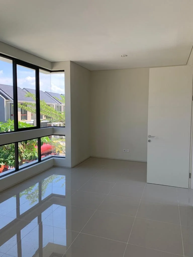 Dijual Rumah Nyaman Northwest Lake Citraland di Wilayah Surabaya Barat