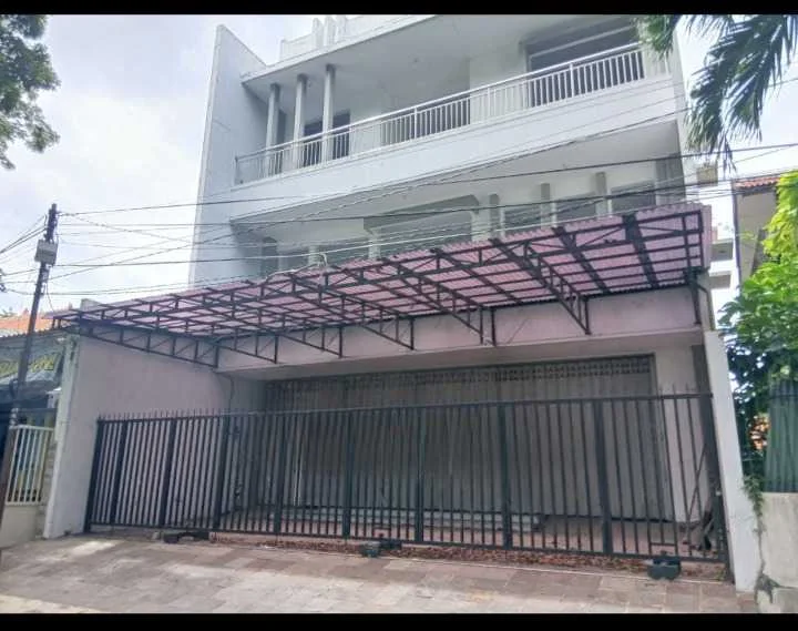 Dijual Rumah 3 Lantai Luas Siap Huni di Jemur Andayani Surabaya Selatan
