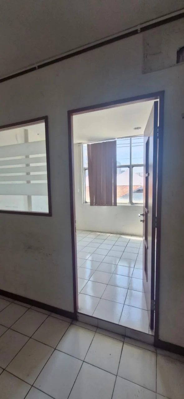 Dijual/Disewakan Ruko Strategis Ex Bank di Jalan Tenggilis Barat Surabaya Timur - Thumbnail 3