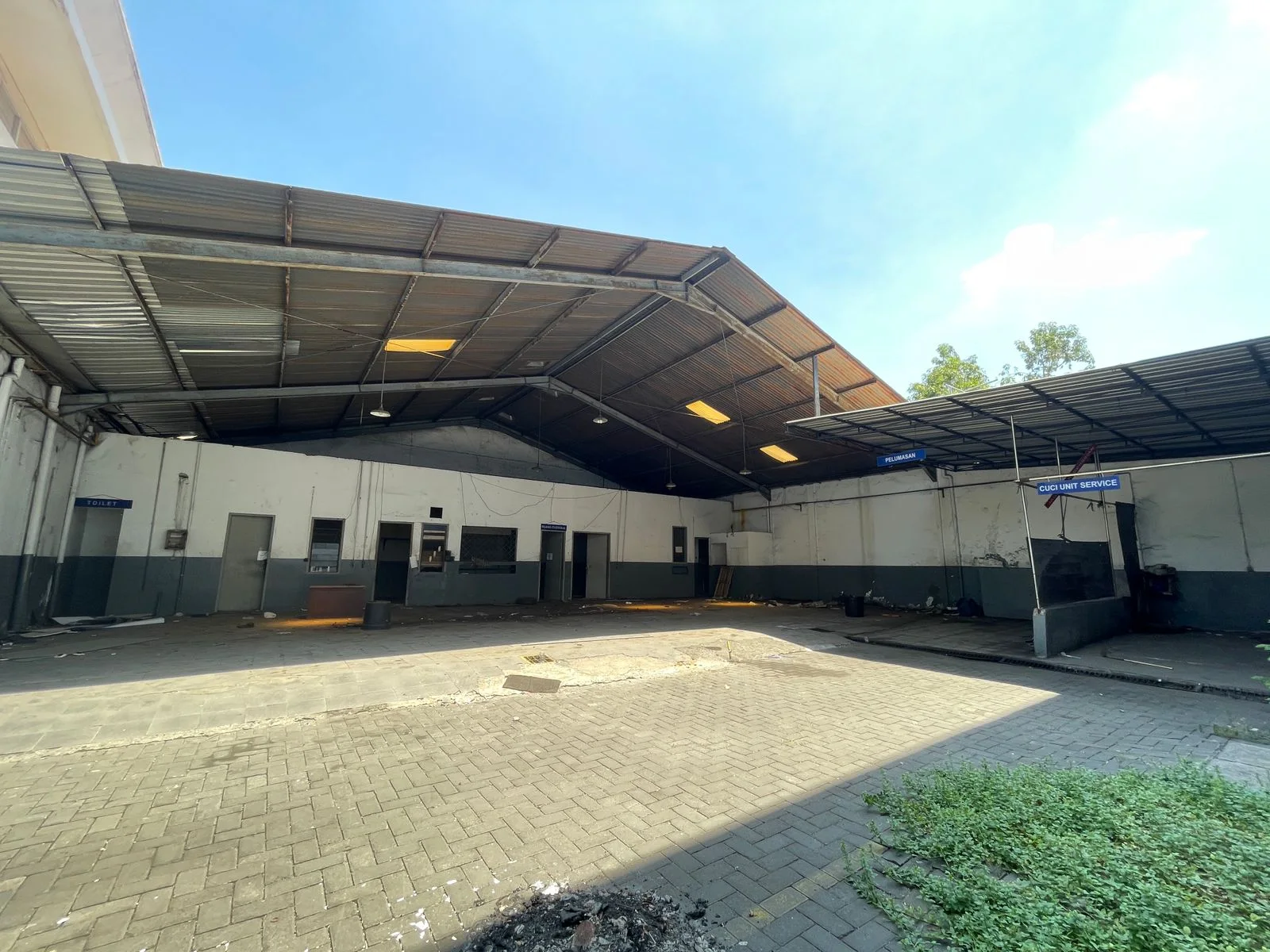 Disewakan Gedung Ex Showroom di HR Muhammad Surabaya Barat