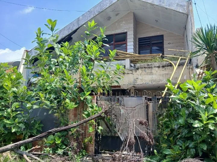 Dijual Rumah Hitung Tanah di Jalan Pucang Taman Surabaya Timur