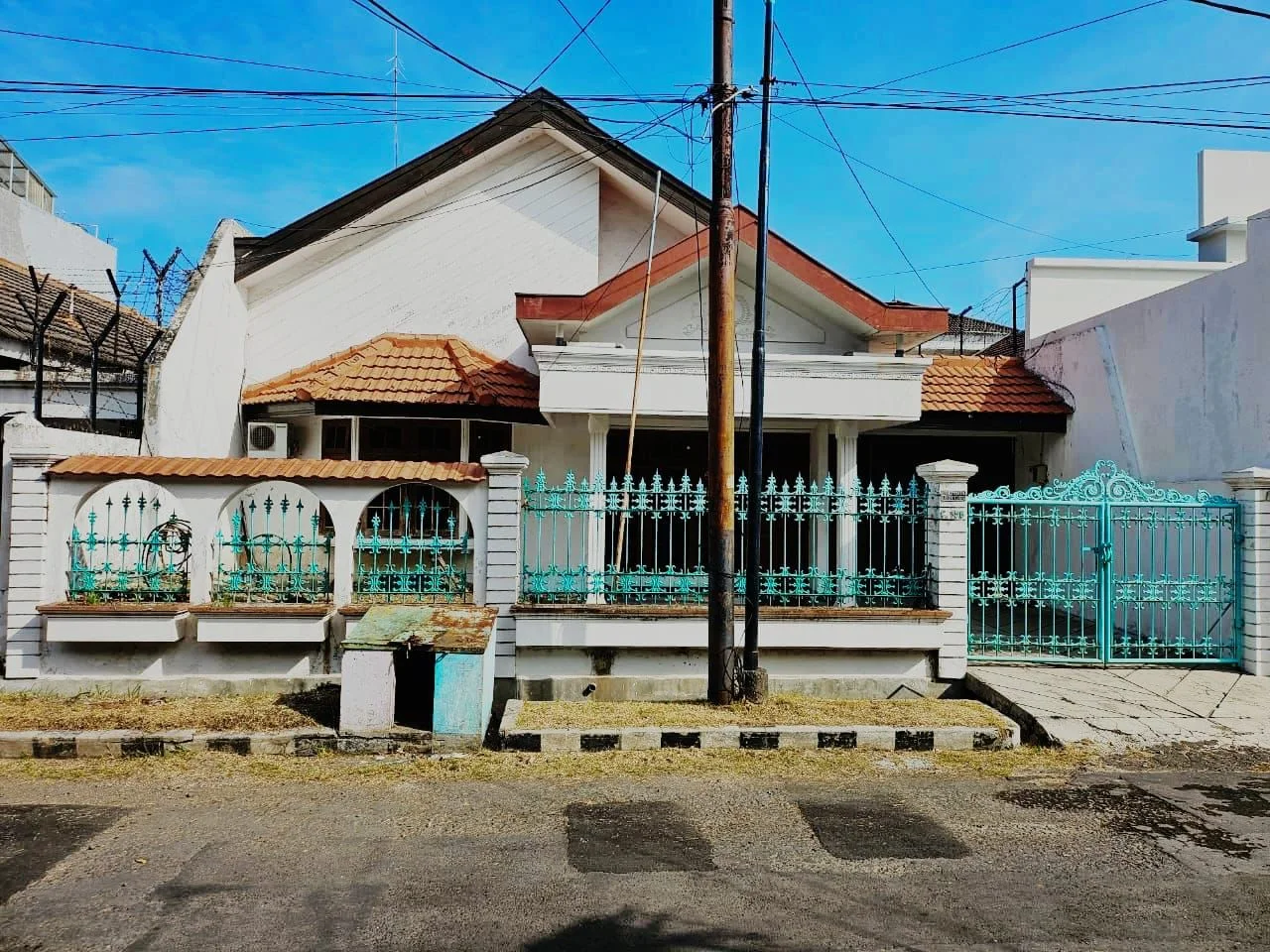 Dijual Rumah Luas Strategis di Dharmahusada Indah Tengah Surabaya Timur