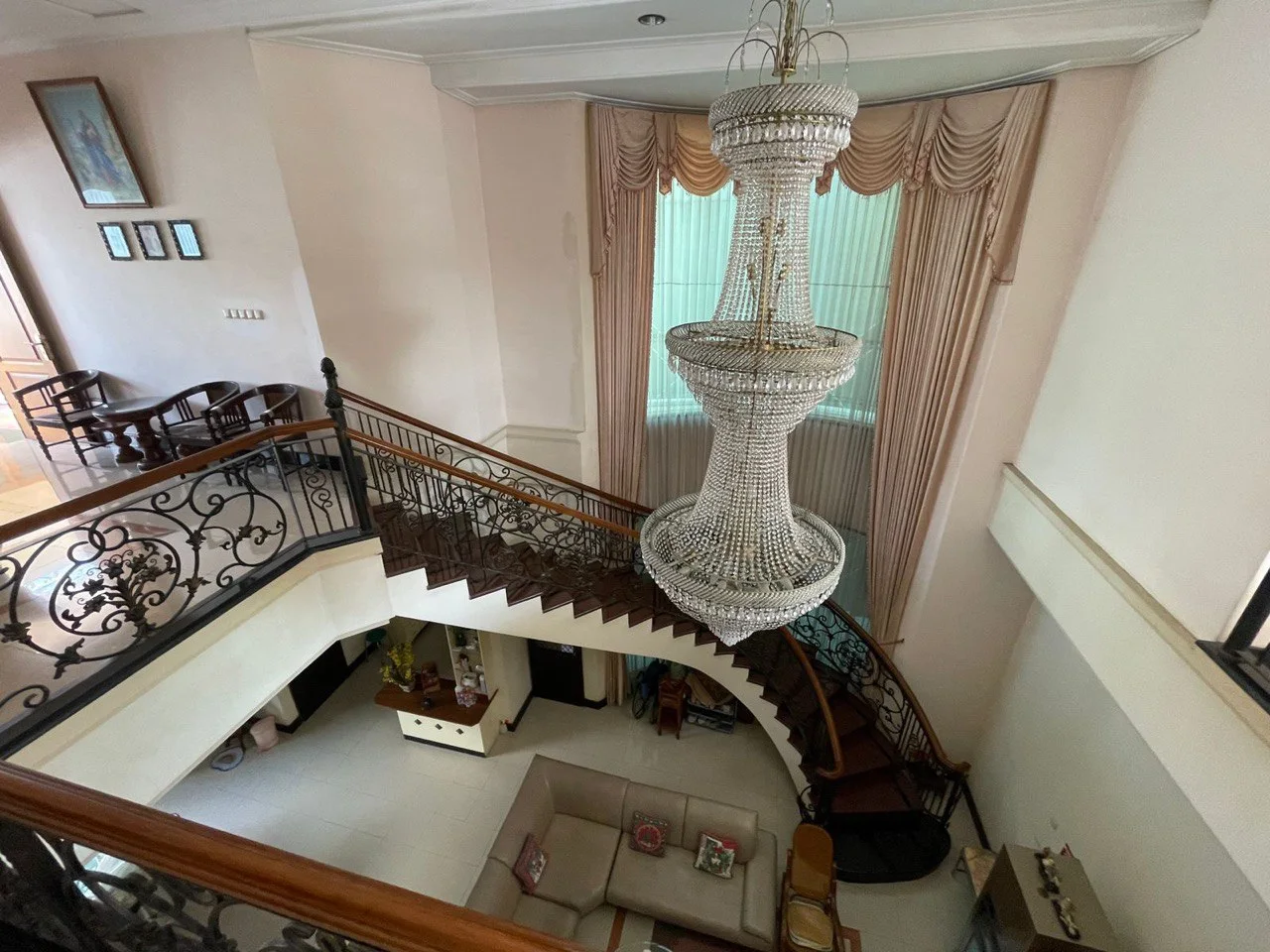 Dijual Rumah Mewah Full Furnish di Manyar Jaya Surabaya Timur