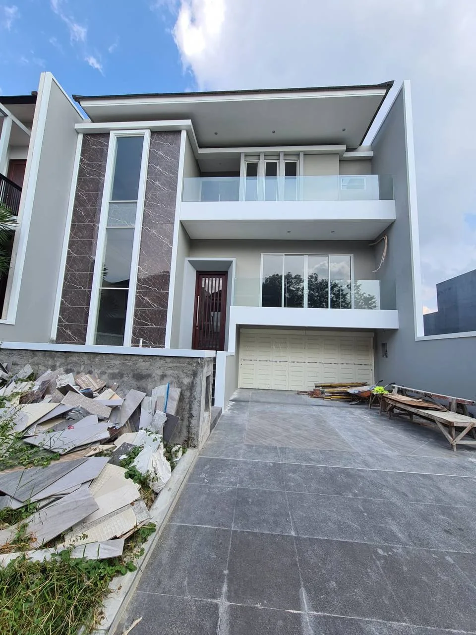 Dijual Rumah Mewah 3 Lantai Siap Huni di Rafles Garden Citraland Surabaya Barat