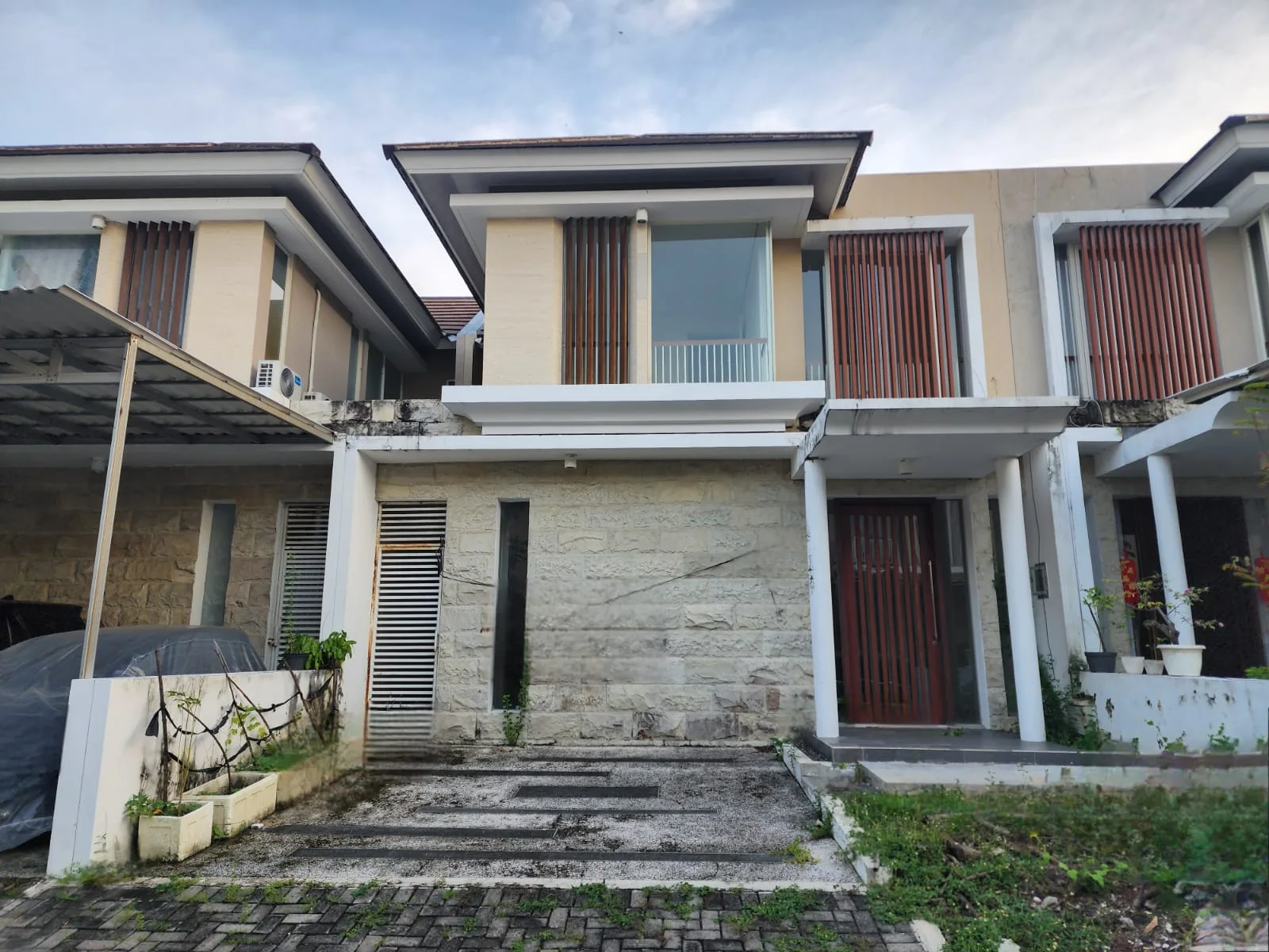 Dijual Rumah Strategis Nyaman di Greenlake Wiyung Surabaya Barat - Image 1