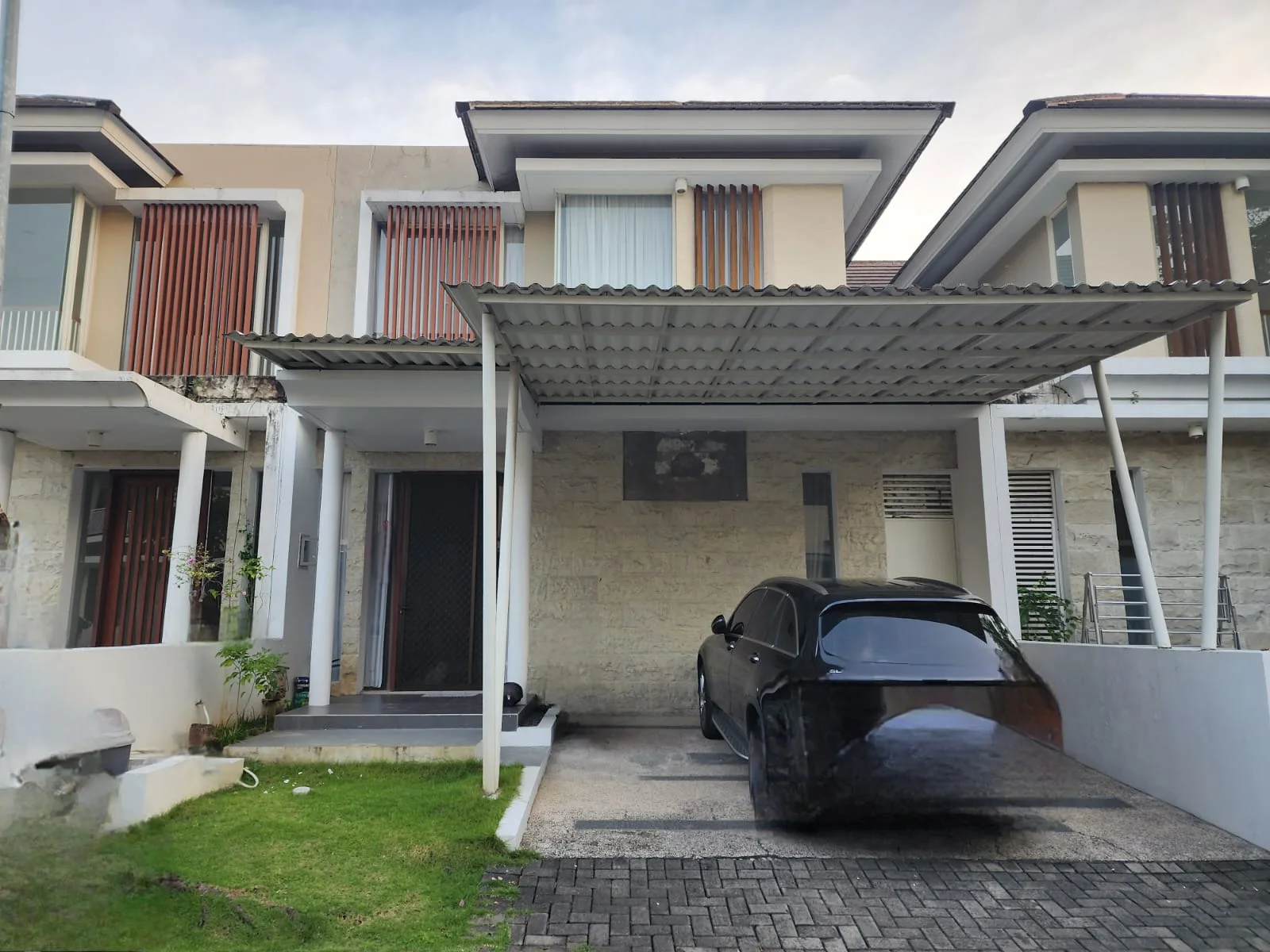 Dijual Rumah Ideal di Greenlake Wiyung Citraland Surabaya Barat