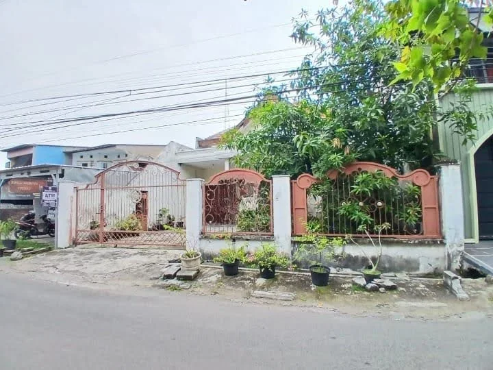Dijual Murah Rumah Lokasi Strategis di Manukan Madya Surabaya Barat