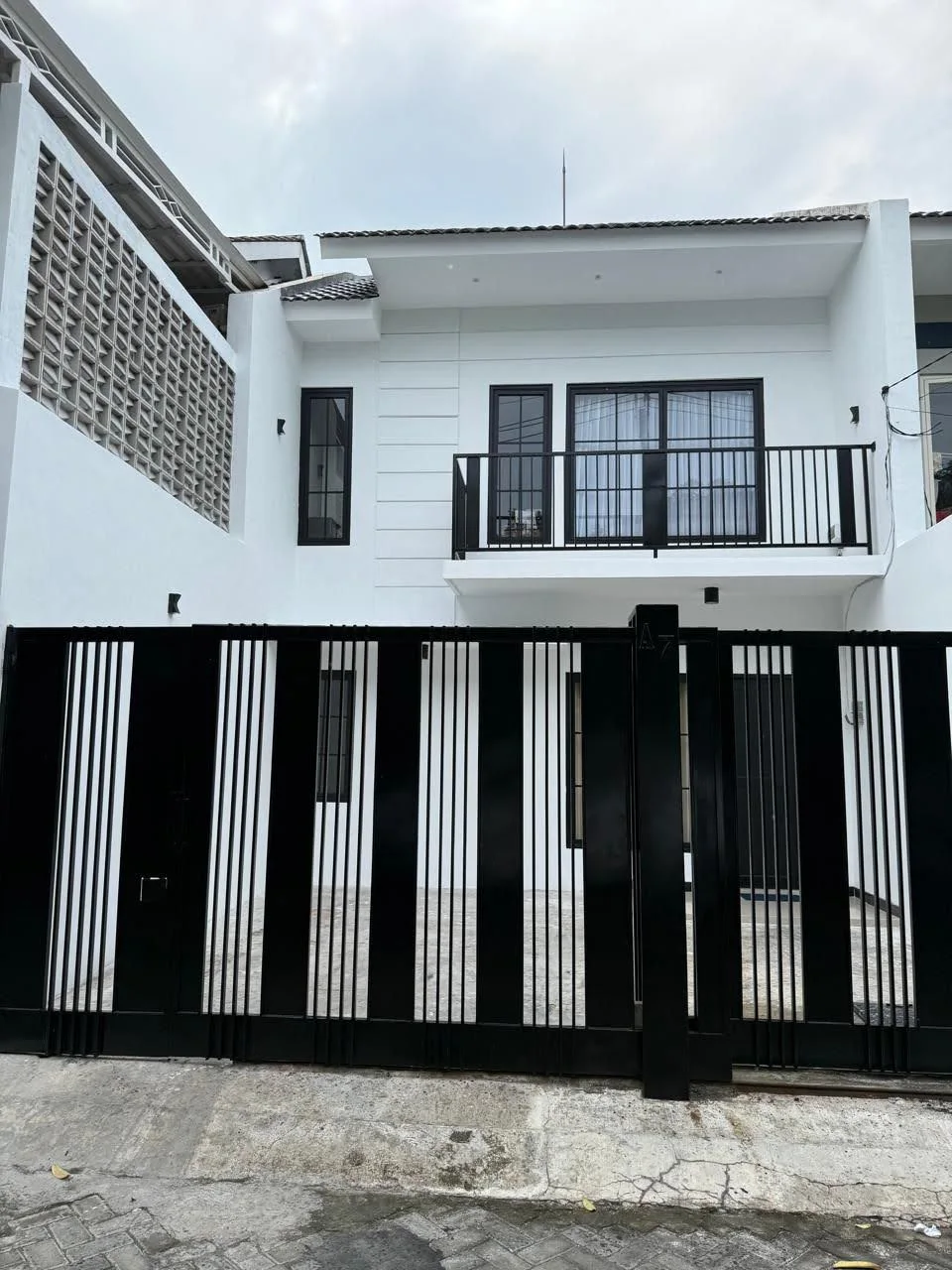 Dijual Rumah American Classic Siap Huni Full Furnish di Green Mansion Regency Surabaya Barat - Image 1