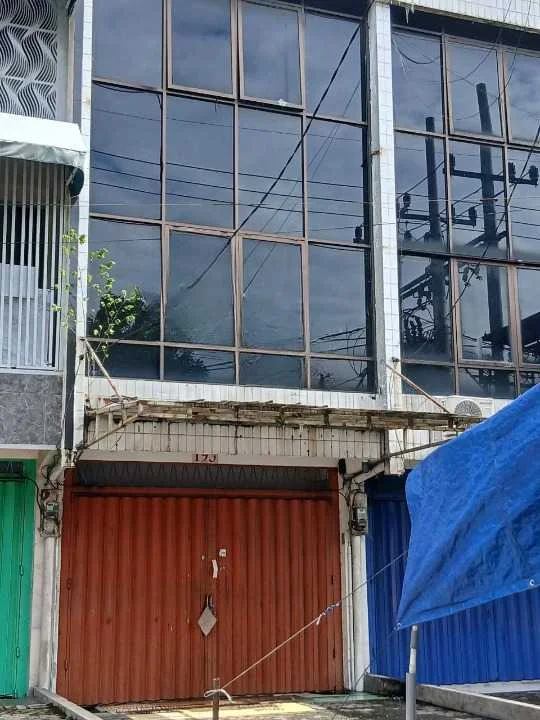 Disewakan Rumah Ruko 3 Lantai Lokasi Strategis Jalan Kenjeran Surabaya - Image 1