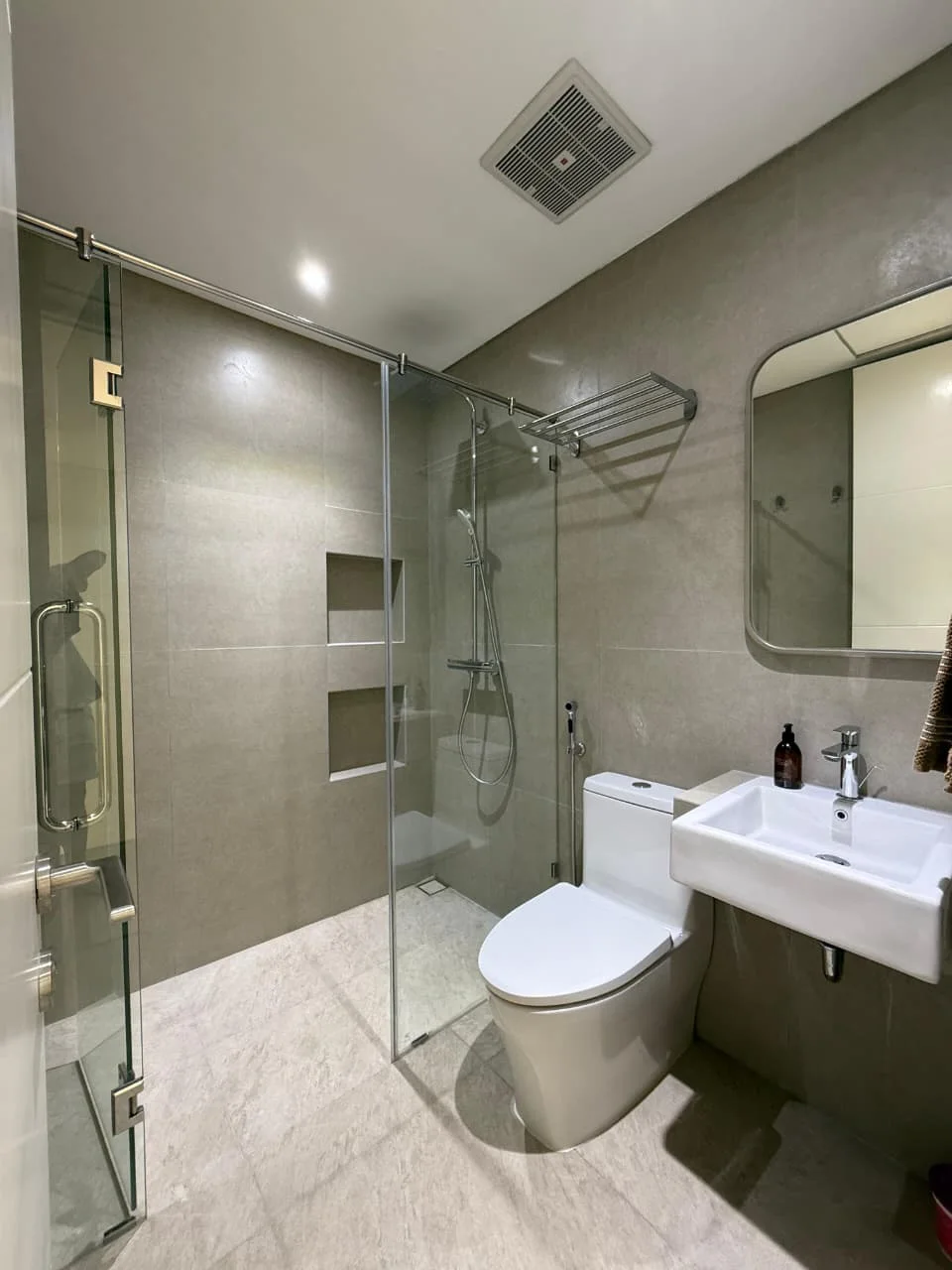 Dijual Rumah Modern Elegan Compact Harga 1,7 Miliar di Kawasan Northwest Central Citraland Surabaya Barat - Thumbnail 8