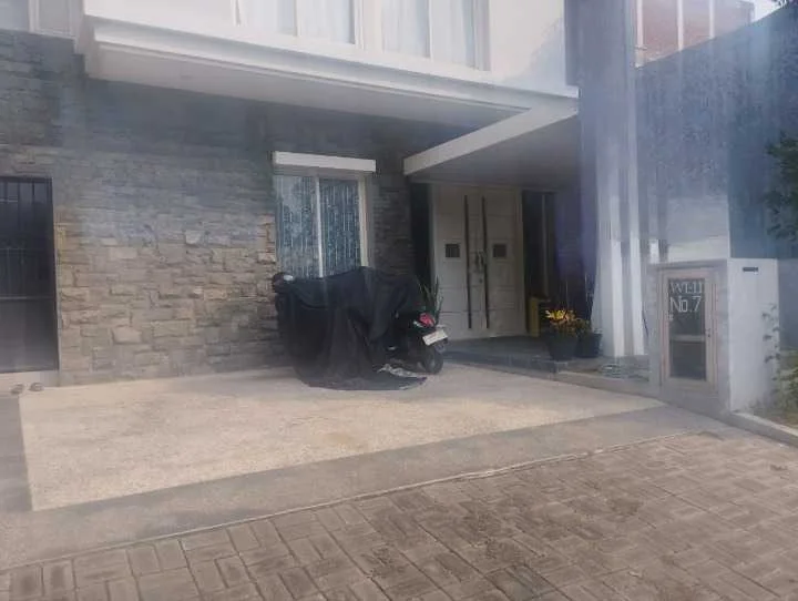 Disewakan Rumah Bagus Siap Huni Lokasi Citraland Surabaya Barat - Image 1