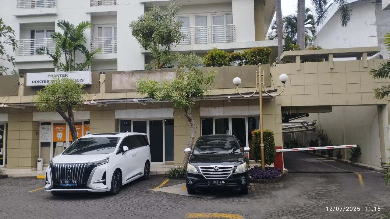Dijual/Disewakan Ruko Kawasan Ramai Cosmopolis Commercial Area Surabaya Timur