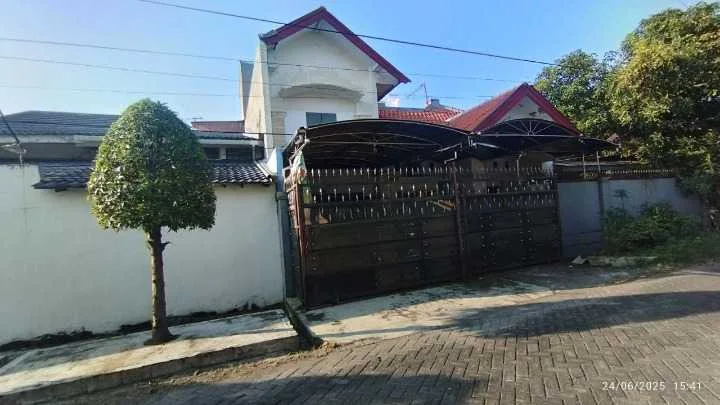 Dijual Rumah Nyaman Modern Siap Huni di Barata Jaya Wilayah Surabaya Timur - Image 1