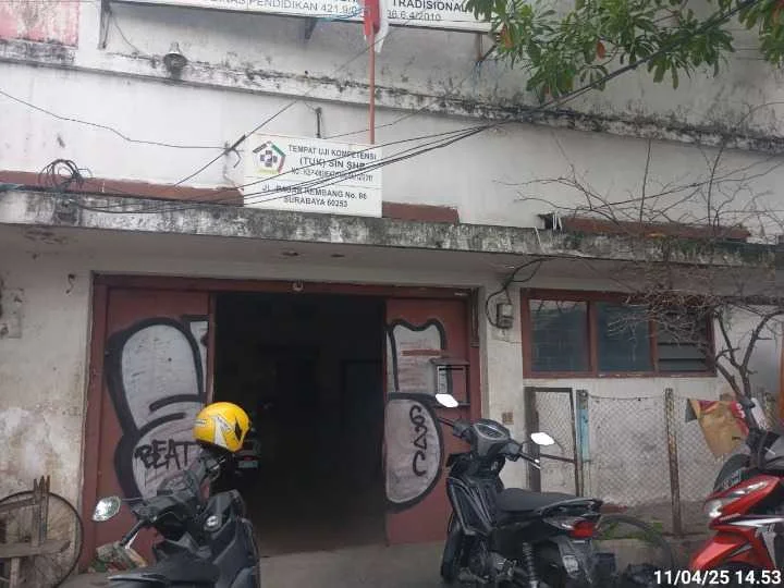 Dijual/Disewakan Rumah Usaha Lokasi Strategis di Jalan Pasarkembang Surabaya Pusat - Image 1