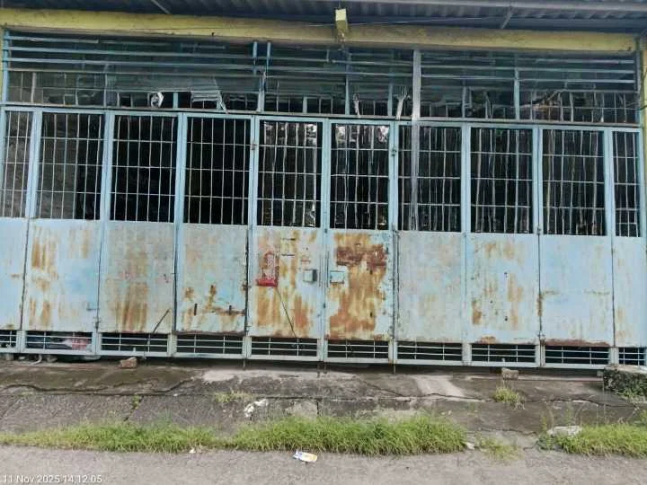 Disewakan Bangunan Toko dan Gudang Belakang Strategis di Raya Kepatihan Gresik