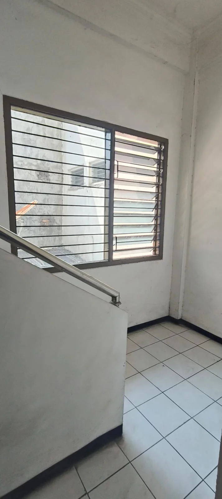 Dijual Ruko 3 Lantai Raya Darmo Permai Selatan Surabaya Barat Strategis Siap Pakai - Thumbnail 5
