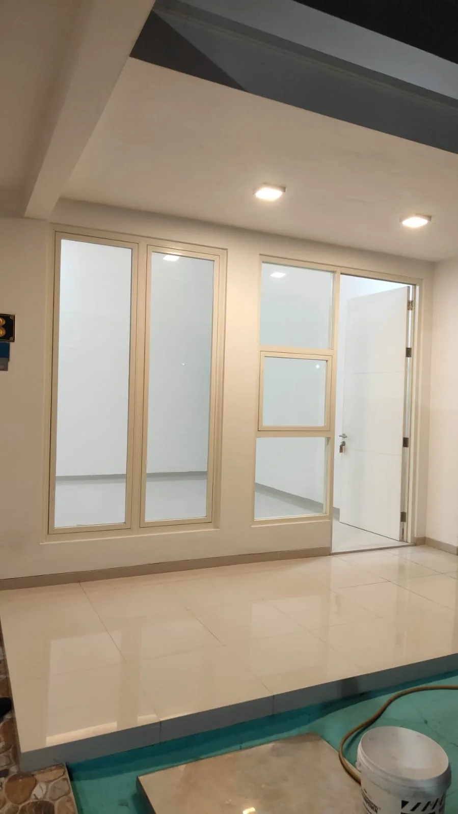 Dijual/Disewa Rumah 2,5 Lantai Jl Ngagel Jaya Tengah Surabaya Timur Siap Huni Luas Besar - Image 1
